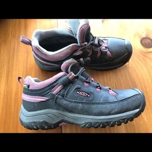 Girls Keen hiking/trail shoe.